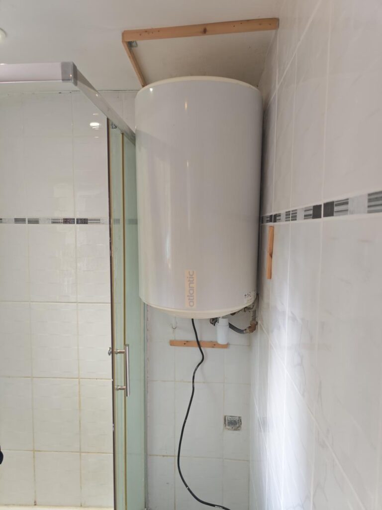 Chauffe-eau électrique installé dans une salle d’eau