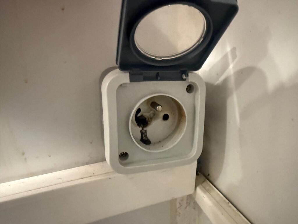 Prise électrique extérieure encastrée, clapet d'étanchéité ouvert
