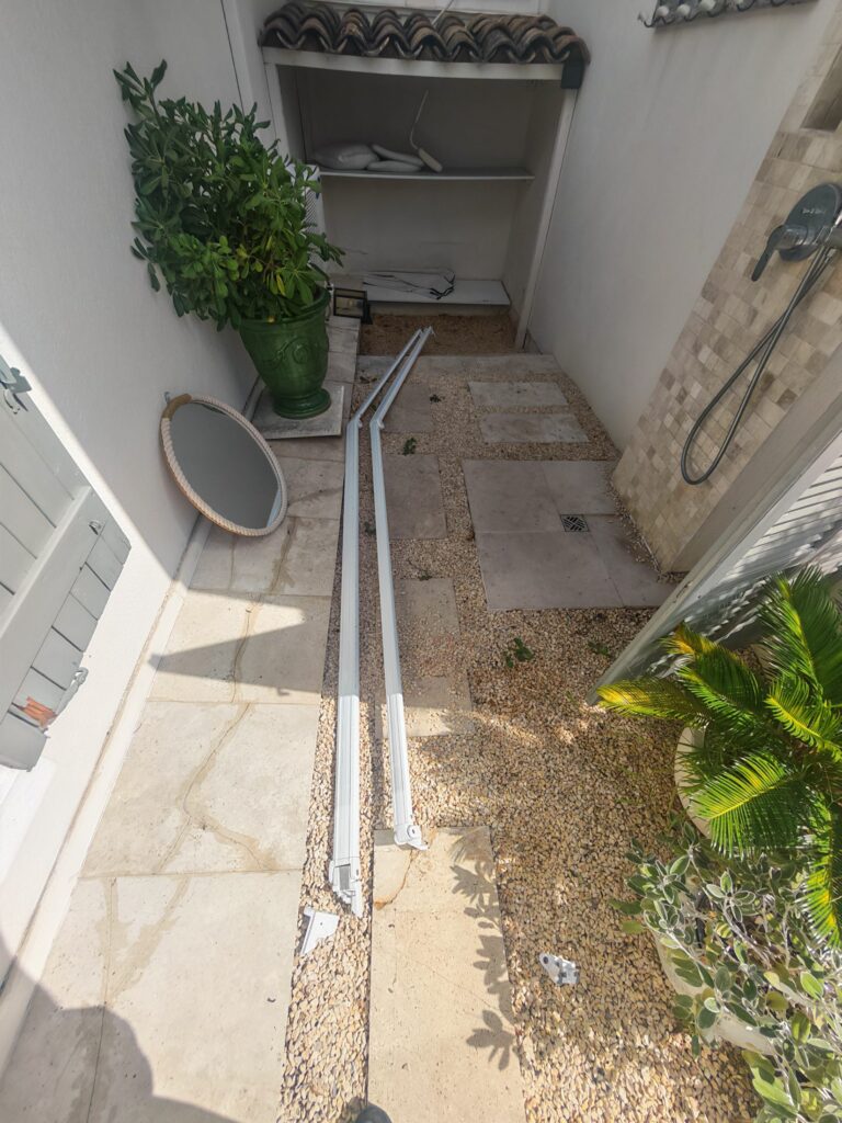 Passage de gaine électrique dans une allée pour l'alimentation d'un portail