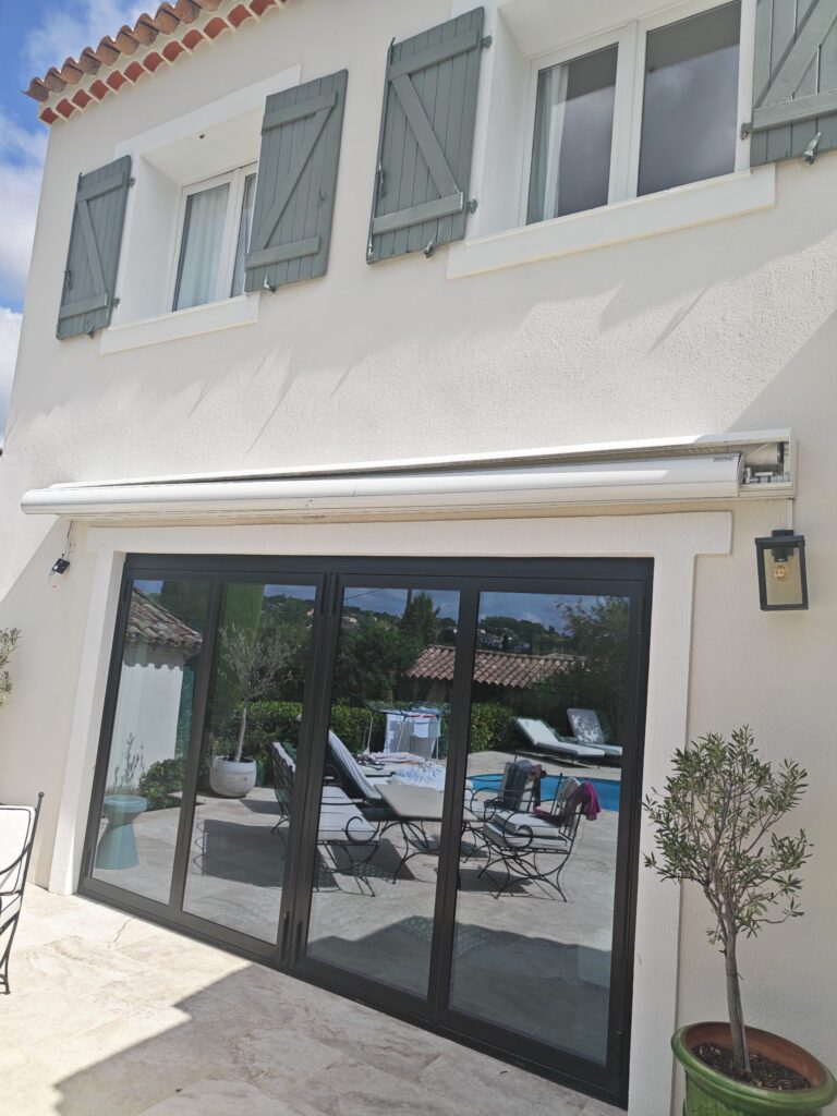Façade de villa avec baies vitrées et volets roulants, Côte d'Azur