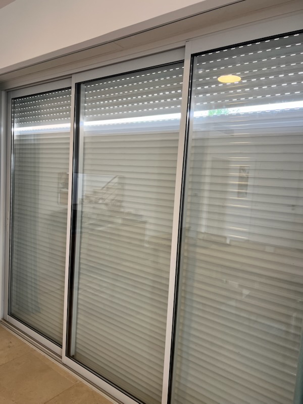 Volets roulants micro-perforés sur une grande baie coulissante