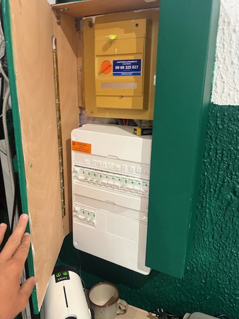 Coffret électrique ouvert pendant une intervention de dépannage