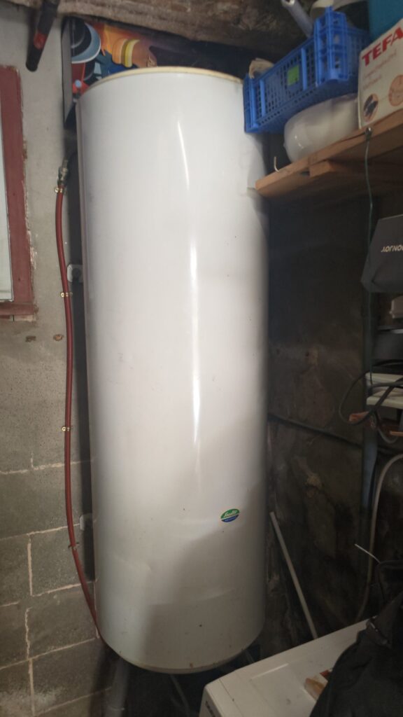 Ballon d’eau chaude vertical installé dans un local technique