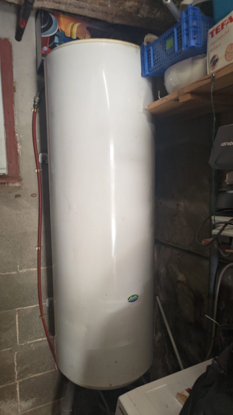 Ballon d’eau chaude vertical installé dans un local technique