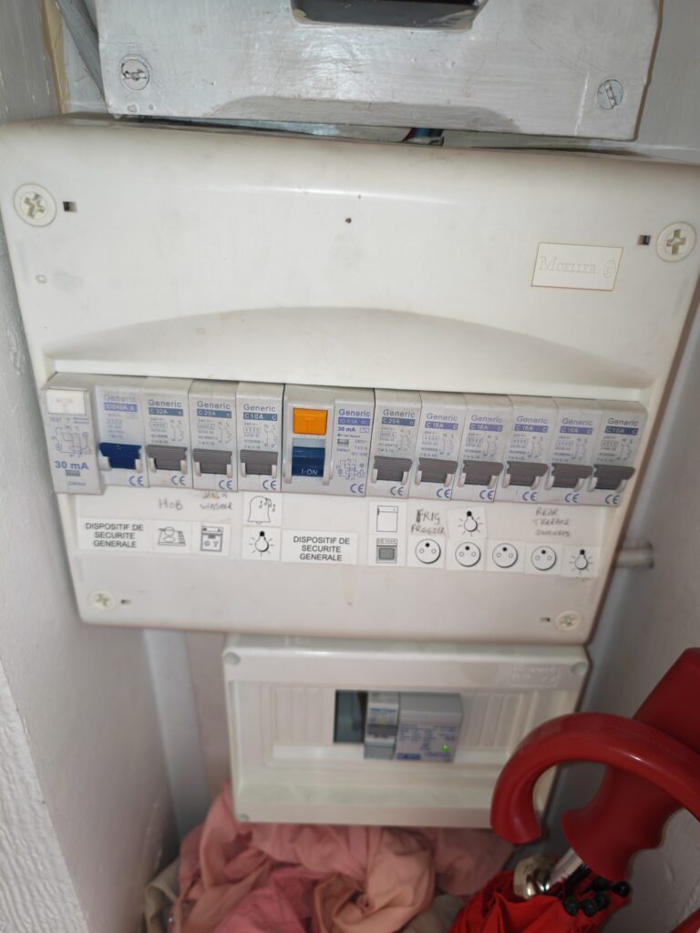 Tableau électrique et compteur dans un placard technique