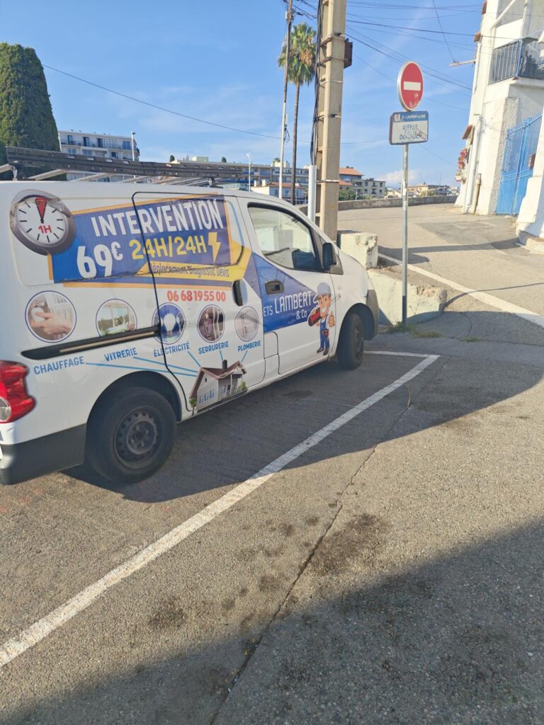Véhicule floqué Les Bons Dépanneurs, dépannage 24h/24 dans les Alpes-Maritimes