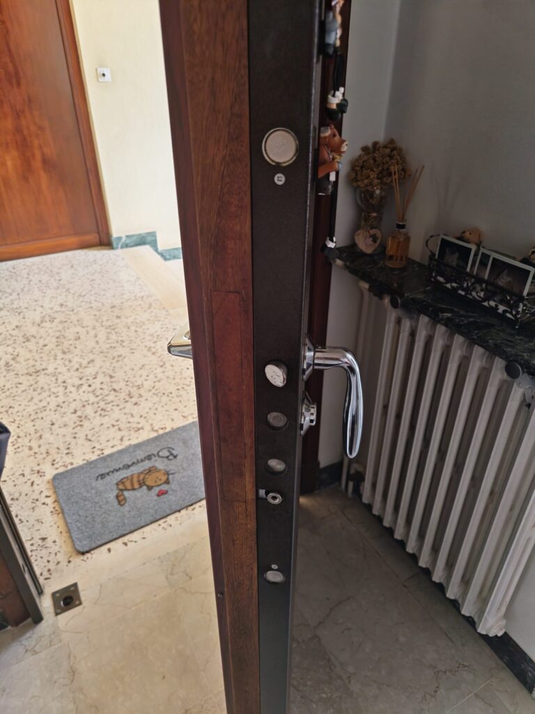 Porte d'entrée et sa serrure, intervention de serrurerie