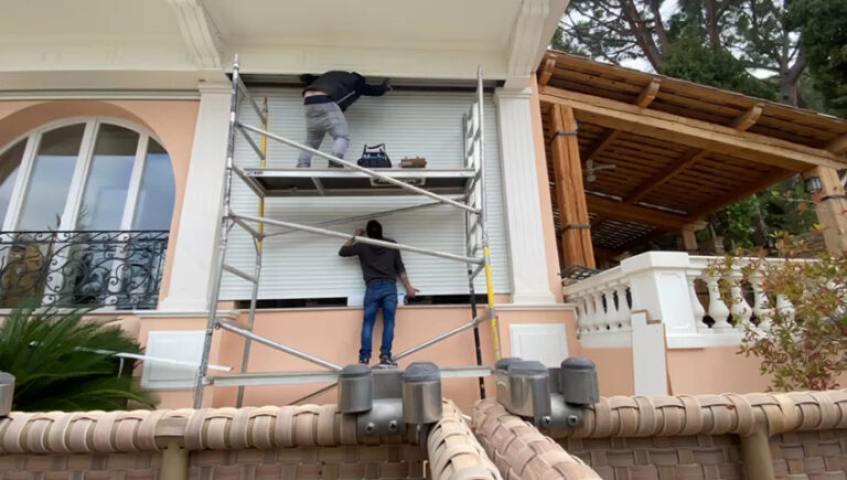 Technicien LBD06 en intervention sur un volet roulant de villa dans les Alpes-Maritimes