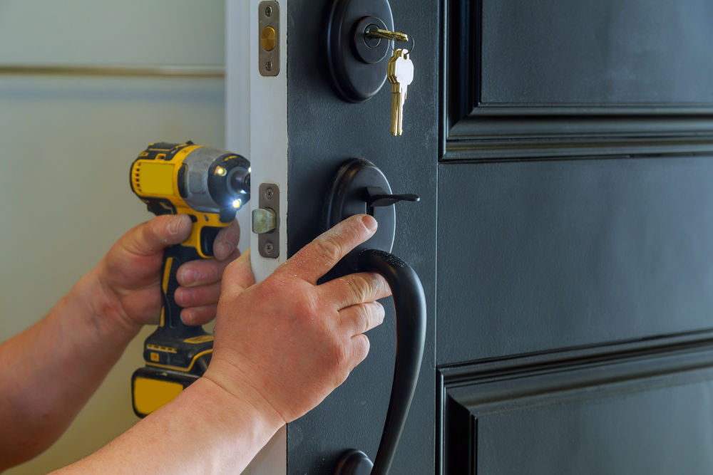 Serrurier LBD06 en intervention sur une porte